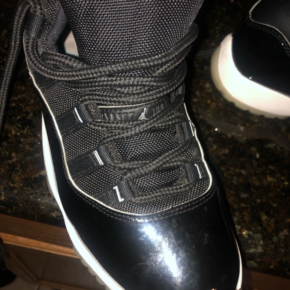 Black and white retro Jordan 11 size 8 still like new - Picture 5 of 6